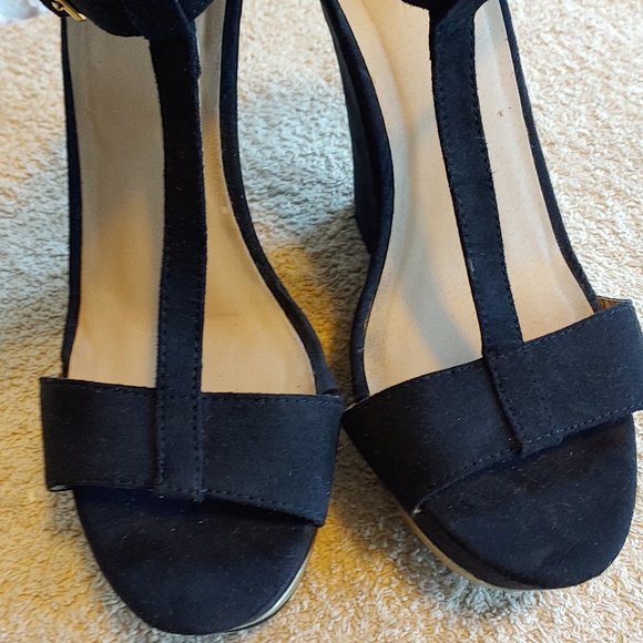 Faux Suede Wedge T Strap Sandals Gold ToeBox - Picture 6 of 7